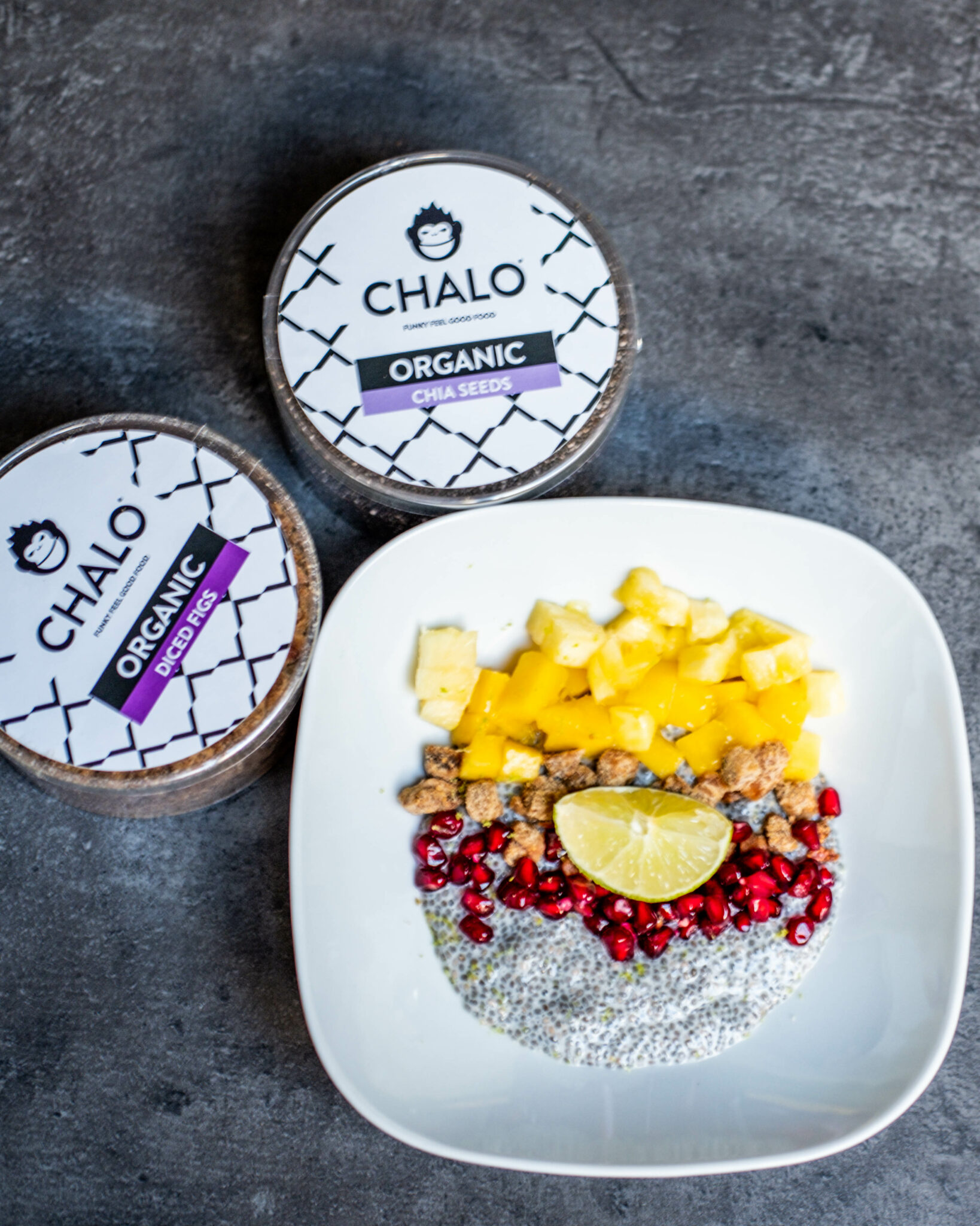 Chalo-Chia-Pudding mit gewürfelten Feigen, frischer Mango und Ananas